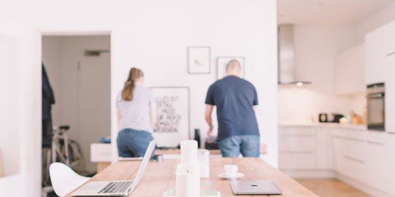Couple_using_laptops